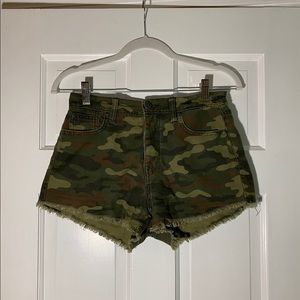 AMERICAN EAGLE CAMO VINTAGE HI-RISE FESTIVAL SHORT